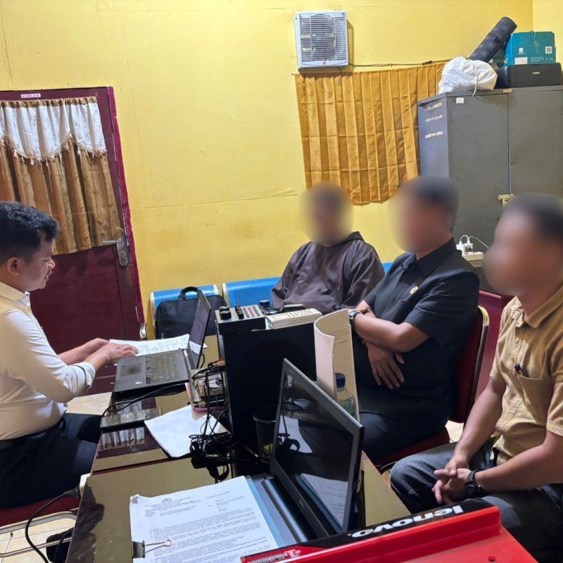 Tersangka yang sedang diperiksa polisi