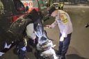 Polis sedang melakukan pemeriksaan sepeda motor saat operasi Cipta Kondisi di Jakarta Pusat