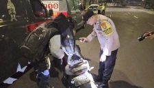 Polis sedang melakukan pemeriksaan sepeda motor saat operasi Cipta Kondisi di Jakarta Pusat