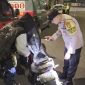 Polis sedang melakukan pemeriksaan sepeda motor saat operasi Cipta Kondisi di Jakarta Pusat