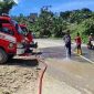 Petugas Damkar saat memberikan timbunan tanah yang kotori jalan Nori Nori, kabupaten Nias Selatan