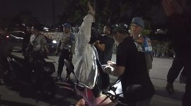 Petugas kepolisian saat melakukan pemeriksaan kepada sejumlah pengendara sepeda motor di Bekasi Timur, Minggu (24/05/26)