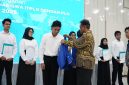 Rektor ITPLN, Iwa Garniwa memberikan jaket almamater ke mahasiswa baru. (Foto: dok ITPLN)