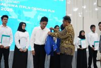Rektor ITPLN, Iwa Garniwa memberikan jaket almamater ke mahasiswa baru. (Foto: dok ITPLN)