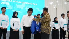 Rektor ITPLN, Iwa Garniwa memberikan jaket almamater ke mahasiswa baru. (Foto: dok ITPLN)