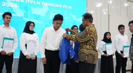Rektor ITPLN, Iwa Garniwa memberikan jaket almamater ke mahasiswa baru. (Foto: dok ITPLN)