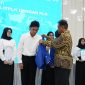 Rektor ITPLN, Iwa Garniwa memberikan jaket almamater ke mahasiswa baru. (Foto: dok ITPLN)
