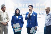ITPLN menyerahkan kontrak ikatan kerja kepada 108 mahasiswa untuk membuka peluang karier di PLN