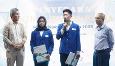 ITPLN menyerahkan kontrak ikatan kerja kepada 108 mahasiswa untuk membuka peluang karier di PLN