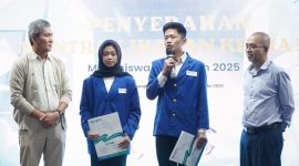 ITPLN menyerahkan kontrak ikatan kerja kepada 108 mahasiswa untuk membuka peluang karier di PLN