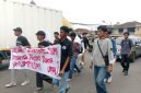 Mahasiswa dan Pemuda Utilitarianisme (SIMPUL) Saat Menggelar Unras Di Kantor BAZNAS