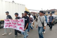 Mahasiswa dan Pemuda Utilitarianisme (SIMPUL) Saat Menggelar Unras Di Kantor BAZNAS