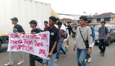 Mahasiswa dan Pemuda Utilitarianisme (SIMPUL) Saat Menggelar Unras Di Kantor BAZNAS