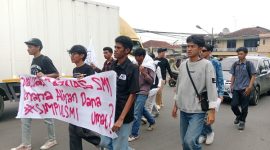 Mahasiswa dan Pemuda Utilitarianisme (SIMPUL) Saat Menggelar Unras Di Kantor BAZNAS