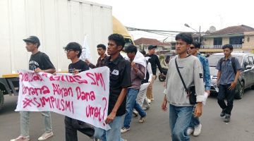 Mahasiswa dan Pemuda Utilitarianisme (SIMPUL) Saat Menggelar Unras Di Kantor BAZNAS