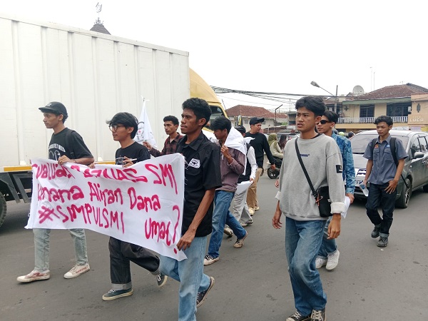 Mahasiswa dan Pemuda Utilitarianisme (SIMPUL) Saat Menggelar Unras Di Kantor BAZNAS