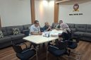 Iskandar menyerahkan sejumlah dokumen pengaduan kepada Komisi Pengawas Persaingan Usaha (KPPU)