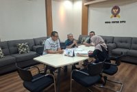 Iskandar menyerahkan sejumlah dokumen pengaduan kepada Komisi Pengawas Persaingan Usaha (KPPU)