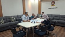 Iskandar menyerahkan sejumlah dokumen pengaduan kepada Komisi Pengawas Persaingan Usaha (KPPU)