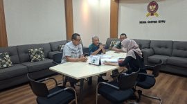 Iskandar menyerahkan sejumlah dokumen pengaduan kepada Komisi Pengawas Persaingan Usaha (KPPU)