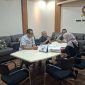 Iskandar menyerahkan sejumlah dokumen pengaduan kepada Komisi Pengawas Persaingan Usaha (KPPU)