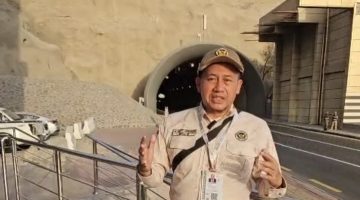 Kepala Badan Perlindungan Konsumen Nasional (BPKN), Prof. Muhammad Mufti Mubarok saat di trowongan Mina. 
