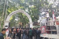 Aksi unjuk rasa untuk merespons krisis moral pemerintahan, dugaan jual beli jabatan, serta pengondisian proyek di lingkungan Pemerintah Kota Bandung, pada Selasa (25/5/2026).
