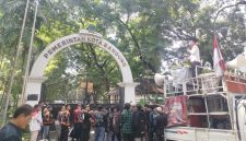 Aksi unjuk rasa untuk merespons krisis moral pemerintahan, dugaan jual beli jabatan, serta pengondisian proyek di lingkungan Pemerintah Kota Bandung, pada Selasa (25/5/2026).