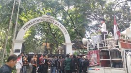 Aksi unjuk rasa untuk merespons krisis moral pemerintahan, dugaan jual beli jabatan, serta pengondisian proyek di lingkungan Pemerintah Kota Bandung, pada Selasa (25/5/2026).
