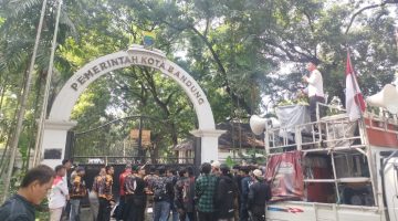Aksi unjuk rasa untuk merespons krisis moral pemerintahan, dugaan jual beli jabatan, serta pengondisian proyek di lingkungan Pemerintah Kota Bandung, pada Selasa (25/5/2026).