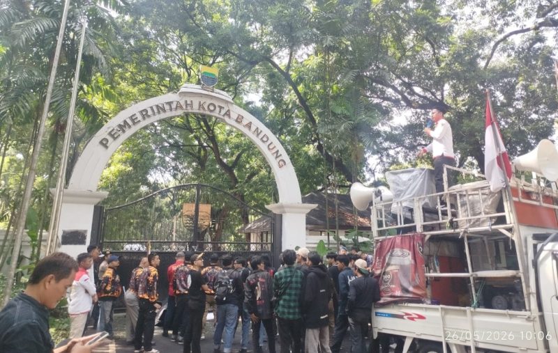 Aksi unjuk rasa untuk merespons krisis moral pemerintahan, dugaan jual beli jabatan, serta pengondisian proyek di lingkungan Pemerintah Kota Bandung, pada Selasa (25/5/2026).