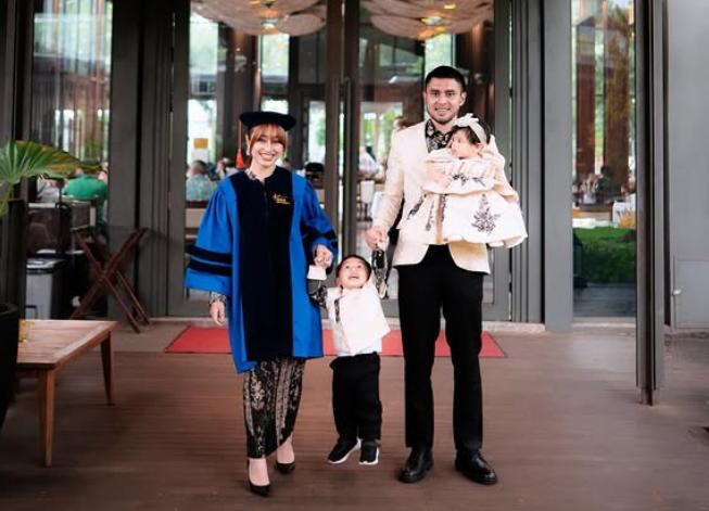 Tasya Revina membuktikan konsistensi dengan sukses menjalankan peran sebagai CEO, ibu, dan meraih gelar magister di usia muda. (Foto: Ist)