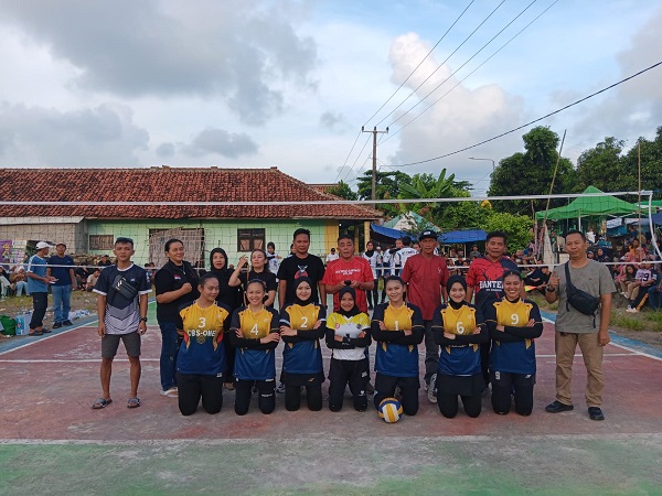 CBS One keluar sebagai juara Open Tournament Voli Putri Piala Banteng 2026 di Tegalbuleud. (Foto: Tubagus)