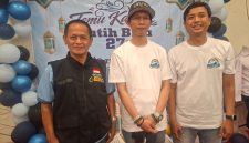 Rijal Sudrajat, Kepsek SMPN 4 Tambun Selatan (kiri) Ketua panitia pelaksana, Hernanda (tengah) inisiator acara temu kangen, Remo Santoso (kanan) Foto: dok. Mediakarya