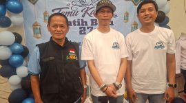 Rijal Sudrajat, Kepsek SMPN 4 Tambun Selatan  (kiri) Ketua panitia pelaksana, Hernanda (tengah) inisiator acara temu kangen,  Remo Santoso (kanan) Foto: dok. Mediakarya