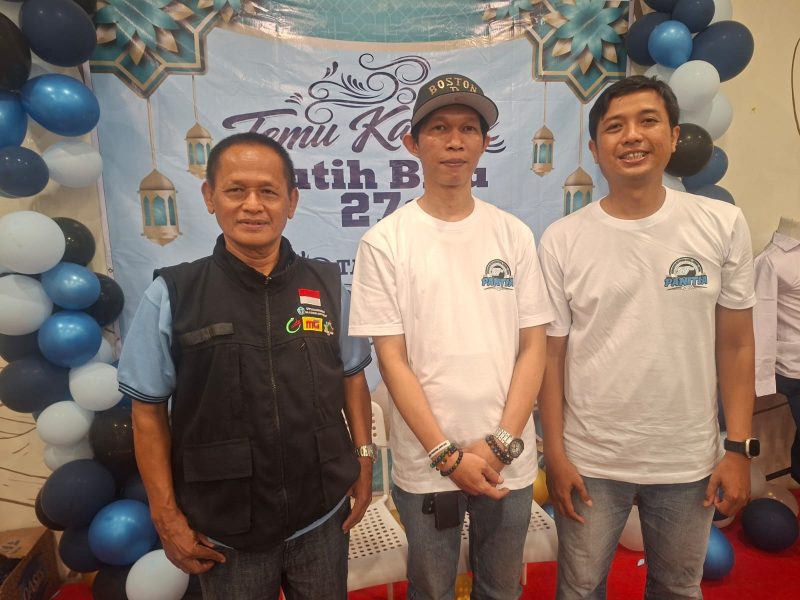 Rijal Sudrajat, Kepsek SMPN 4 Tambun Selatan  (kiri) Ketua panitia pelaksana, Hernanda (tengah) inisiator acara temu kangen,  Remo Santoso (kanan) Foto: dok. Mediakarya