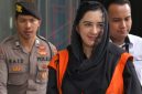 Tersangka kasus dugaan korupsi pengadaan barang dan jasa di Pemkab Pekalongan, Fadia Arafiq (tengah) berjalan usai menjalani pemeriksaan lanjutan di Gedung Merah Putih KPK, Jakarta, Rabu (29/4/2026).  Foto: Antara
