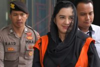 Tersangka kasus dugaan korupsi pengadaan barang dan jasa di Pemkab Pekalongan, Fadia Arafiq (tengah) berjalan usai menjalani pemeriksaan lanjutan di Gedung Merah Putih KPK, Jakarta, Rabu (29/4/2026).  Foto: Antara