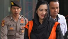 Tersangka kasus dugaan korupsi pengadaan barang dan jasa di Pemkab Pekalongan, Fadia Arafiq (tengah) berjalan usai menjalani pemeriksaan lanjutan di Gedung Merah Putih KPK, Jakarta, Rabu (29/4/2026).  Foto: Antara