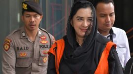 Tersangka kasus dugaan korupsi pengadaan barang dan jasa di Pemkab Pekalongan, Fadia Arafiq (tengah) berjalan usai menjalani pemeriksaan lanjutan di Gedung Merah Putih KPK, Jakarta, Rabu (29/4/2026).  Foto: Antara