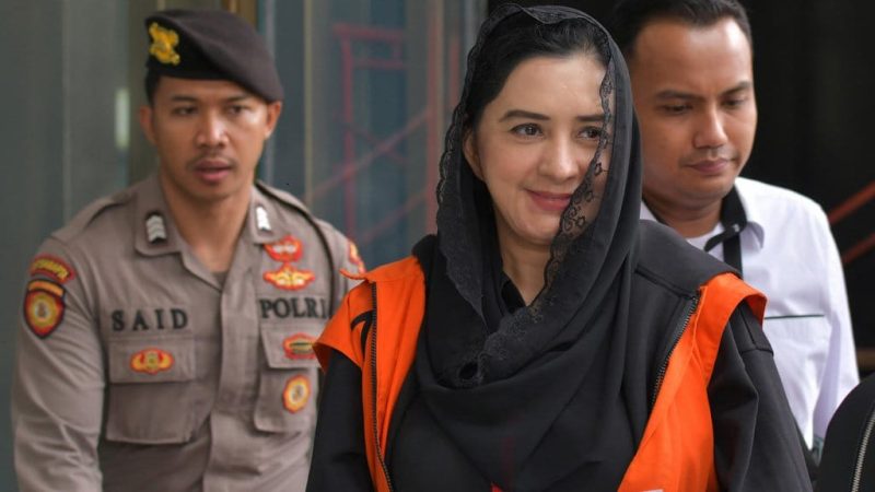 Tersangka kasus dugaan korupsi pengadaan barang dan jasa di Pemkab Pekalongan, Fadia Arafiq (tengah) berjalan usai menjalani pemeriksaan lanjutan di Gedung Merah Putih KPK, Jakarta, Rabu (29/4/2026).  Foto: Antara