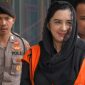 Tersangka kasus dugaan korupsi pengadaan barang dan jasa di Pemkab Pekalongan, Fadia Arafiq (tengah) berjalan usai menjalani pemeriksaan lanjutan di Gedung Merah Putih KPK, Jakarta, Rabu (29/4/2026).  Foto: Antara
