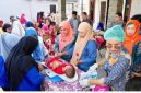 Kader Posyandu tengah memberikan pelayanan kesehatan bagi masyarakat (Foto: Istimewa)