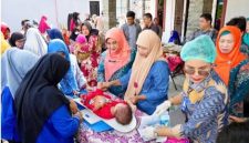 Kader Posyandu tengah memberikan pelayanan kesehatan bagi masyarakat (Foto: Istimewa)