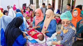 Kader Posyandu tengah memberikan pelayanan kesehatan bagi masyarakat (Foto: Istimewa)
