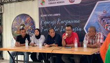 Ketua Umum Kopkar Forindo, Muhajir saat menjawab sejumlah pertanyaan dari wartawan (Foto: Adit/ Mediakarya)