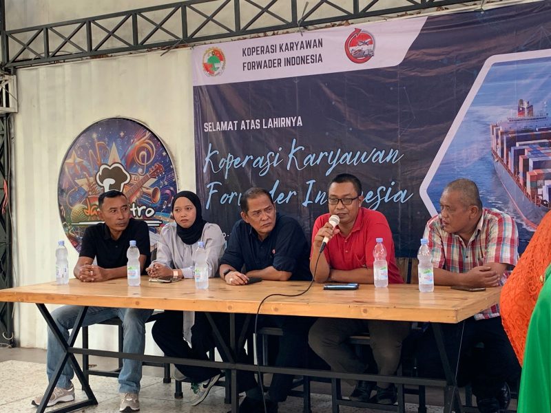 Ketua Umum Kopkar Forindo, Muhajir saat menjawab sejumlah pertanyaan dari wartawan (Foto: Adit/ Mediakarya)