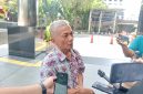 Sekretaris Pendiri Indonesian Audit Watch (IAW), Iskandar Sitorus saat diwawancarai sejumlah awak media di depan gedung KPK (Foto: Mediakarya)