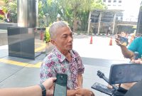 Sekretaris Pendiri Indonesian Audit Watch (IAW), Iskandar Sitorus saat diwawancarai sejumlah awak media di depan gedung KPK (Foto: Mediakarya)