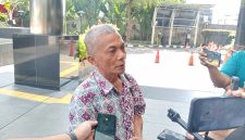 Sekretaris Pendiri Indonesian Audit Watch (IAW), Iskandar Sitorus saat diwawancarai sejumlah awak media di depan gedung KPK (Foto: Mediakarya)
